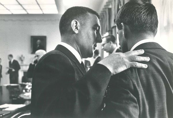 Il Segretario degli Interni Stewart Udall parla con il Procuratore Generale Robert Kennedy