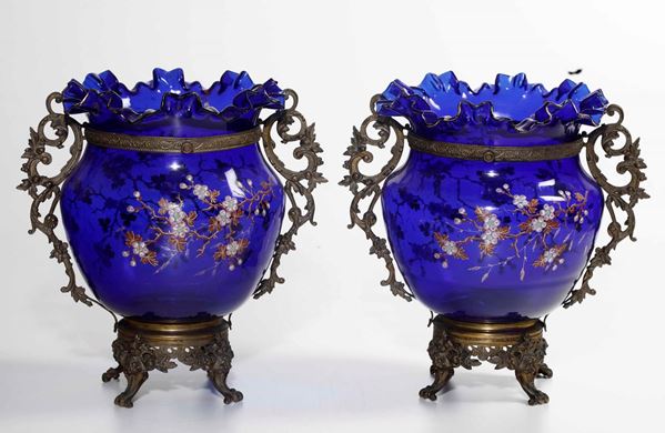 Coppia di vasi in vetro blu e montatura in metallo dorato