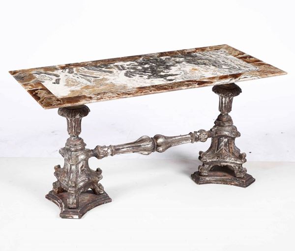 Tavolino basso da salotto con struttura in legno intagliato e argentato e piano in marmo