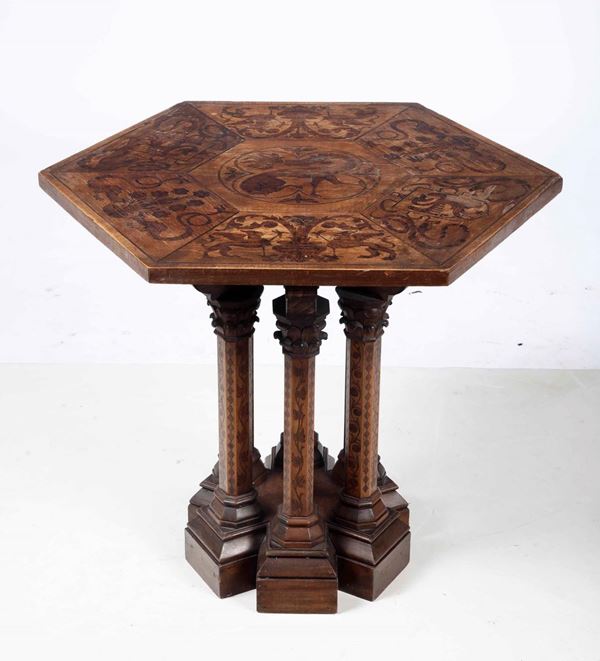 Tavolino in legno intarsiato con piano esagonale