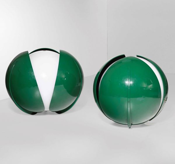 Coppia di lampade con struttura in plastica e diffusore in vetro opalino