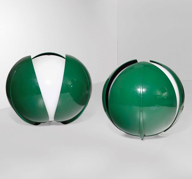 Coppia di lampade con struttura in plastica e diffusore in vetro opalino  - Asta Design Lab - Cambi Casa d'Aste