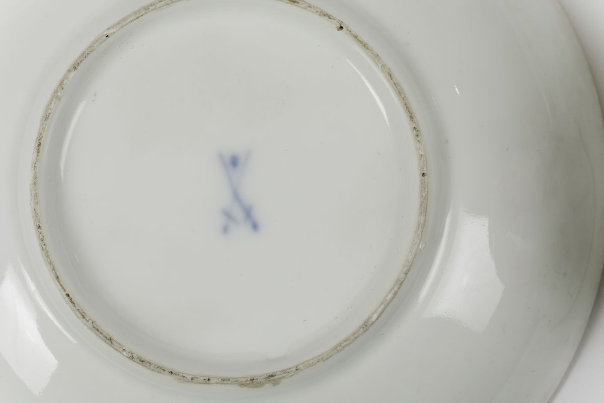 Coppia di Tazzine con un Piattino e un Altro Piattino Meissen, 1740 Circa
