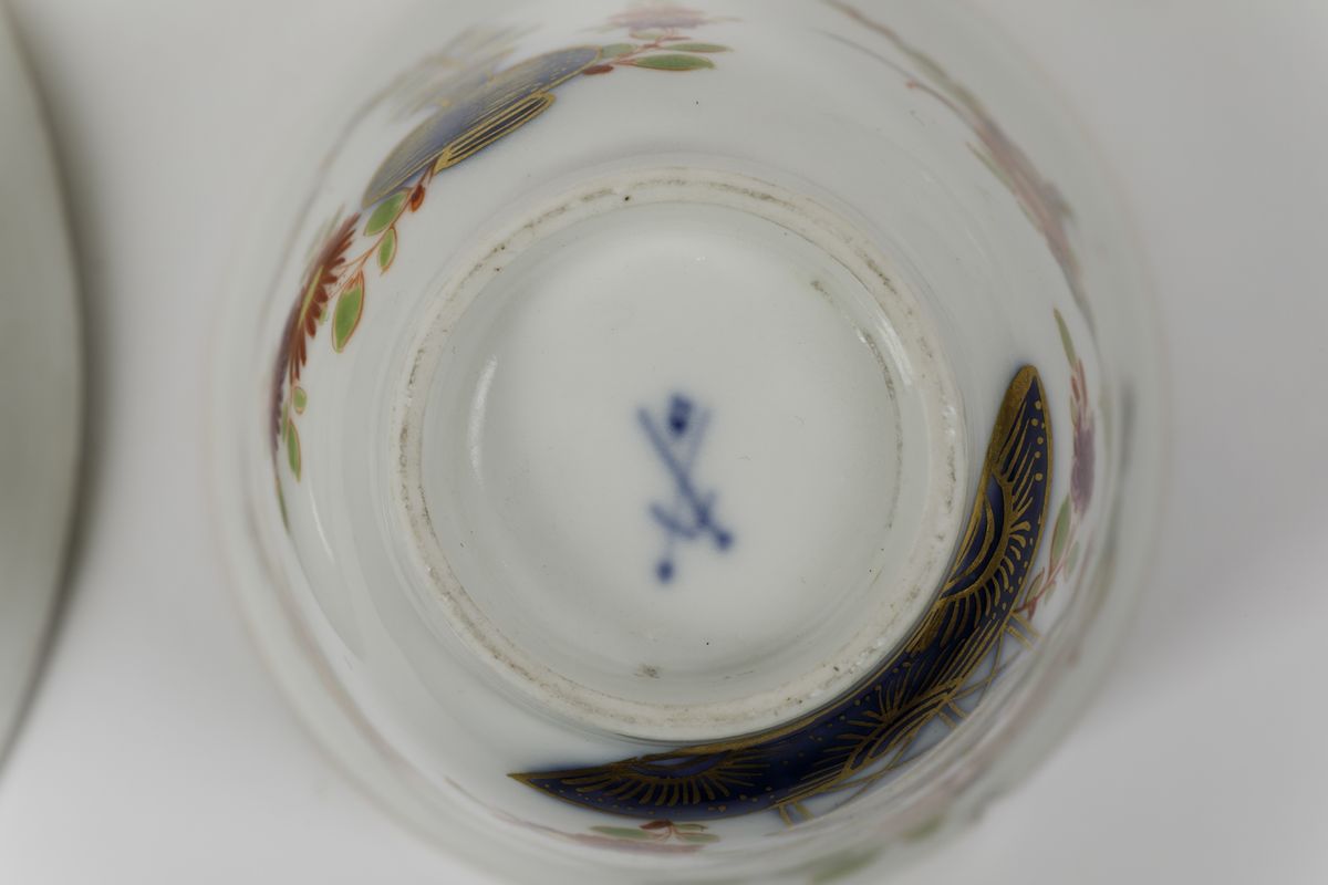 Coppia di Tazzine con un Piattino e un Altro Piattino Meissen, 1740 Circa