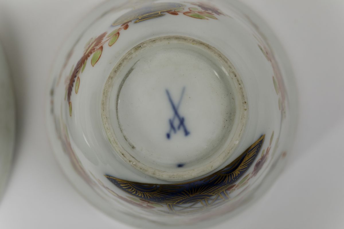 Coppia di Tazzine con un Piattino e un Altro Piattino Meissen, 1740 Circa