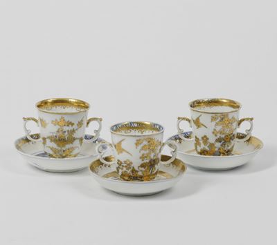 Tre Tazze con Piattini Meissen, 1730 Circa (porcellana) Augsburg, Abraham Seuter, 1735 Circa (dec...