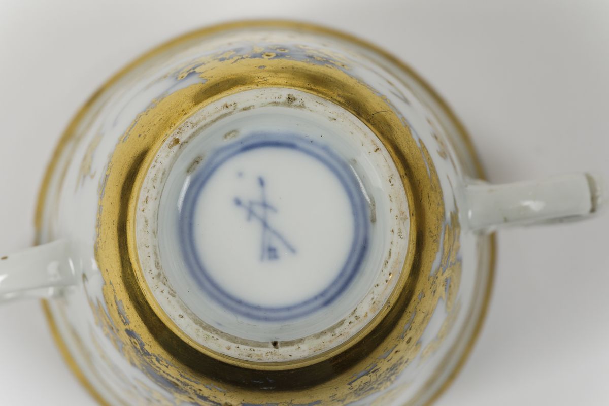 Tre Tazze con Piattini Meissen, 1730 Circa (porcellana) Augsburg, Abraham Seuter, 1735 Circa (dec...