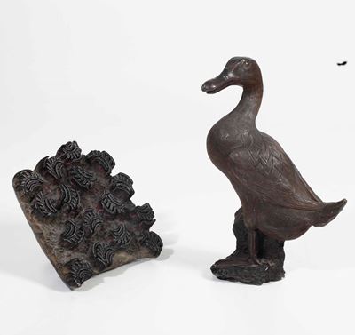 Anatra in terracotta patinata con stampo in legno