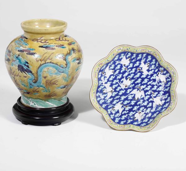 Lotto composto da alzata polilobata e vaso in porcellana a smalti policromi con decoro di aironi e draghi tra le nuvole, Cina, Dinastia Qing, epoca Guangxu (1875-1908)
