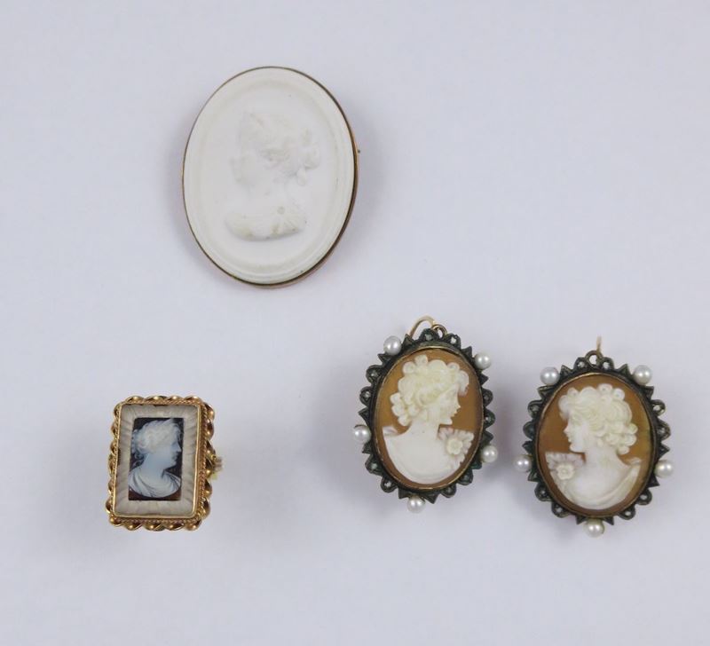 Lotto composto da un paio di orecchini, un cammeo ed un anello  - Auction Jewels - Time Auction - Cambi Casa d'Aste