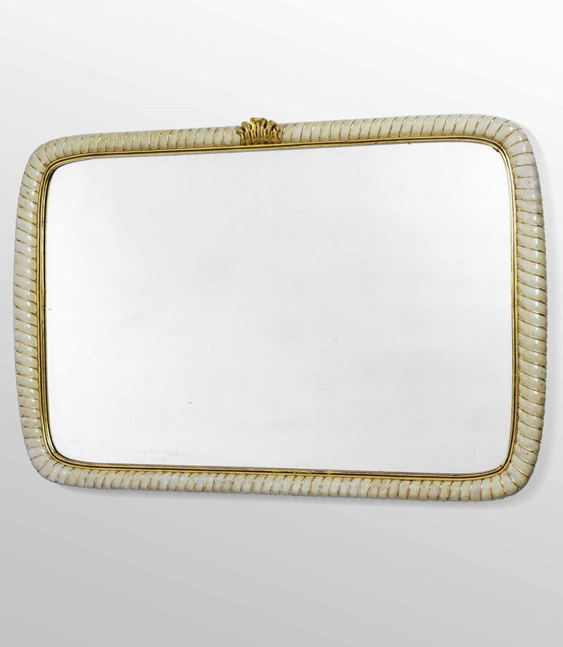 Specchiera da parete con cornice in legno scolpito, laccato e dorato, vetro specchiato sagomato.  - Auction Design - Cambi Casa d'Aste