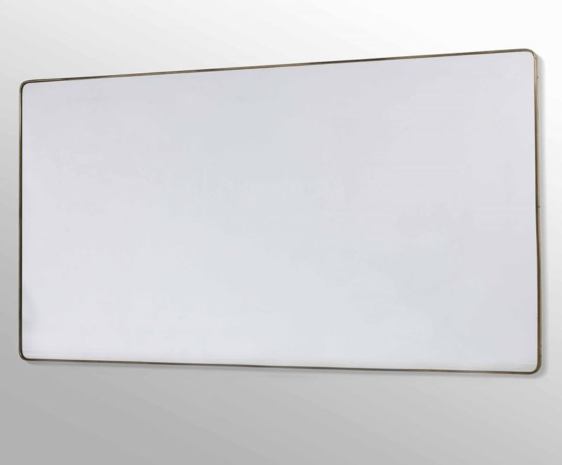Grande specchiera con struttura in legno, cornice in ottone e vetro specchiato sagomato.  - Auction Design - Cambi Casa d'Aste