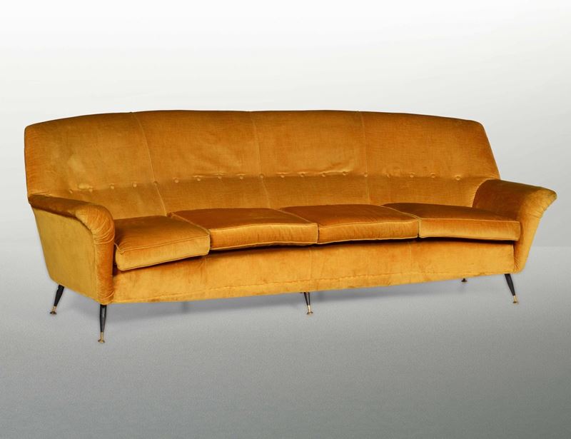 Grande divano curvo con struttura in legno, sostegni in metallo laccato e ottone, rivestimento in velluto.  - Auction Design - Cambi Casa d'Aste