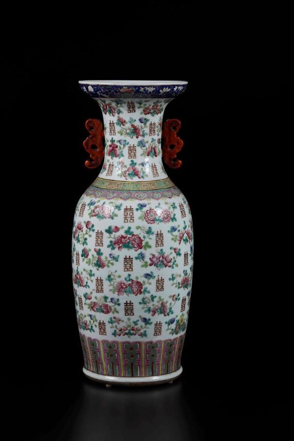 Vaso in porcellana a smalti policromi con decori floreali, simboli taoisti e anse sagomate, Cina, Dinastia Qing, XIX secolo