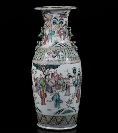 Vaso in Porcellana a Smalti Policromi con Scene di Vita Comune Entro Paesaggio e Figure di Draghe...