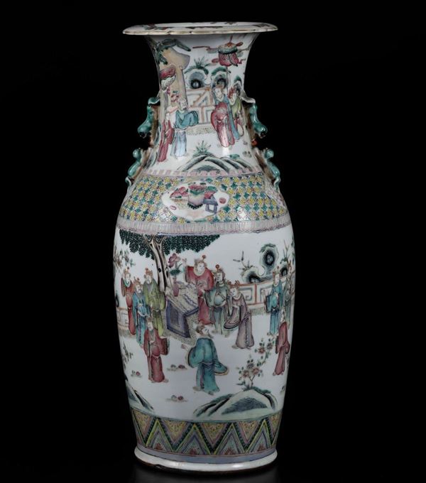 Vaso in porcellana a smalti policromi con scene di vita comune entro paesaggio e figure di draghetto a rilievo, Cina, Dinastia Qing, XIX secolo