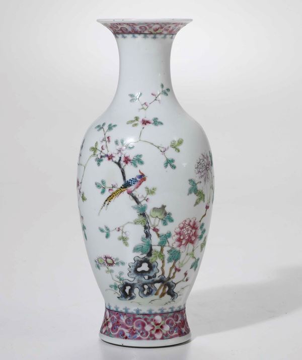 Vaso in porcellana Famiglia Rosa con decoro di uccellini tra i rami e peonie in fiore, Cina, Dinastia Qing, epoca Guangxu (1875-1908)