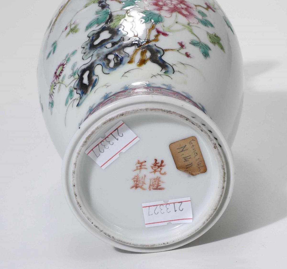 Vaso in Porcellana Famiglia Rosa con Decoro di Uccellini tra i Rami e Peonie in Fiore, Cina, Dina...