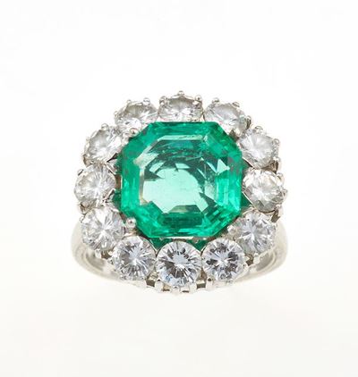 Anello con Smeraldo Colombia di Ct 3.83 e Diamanti a Contorno