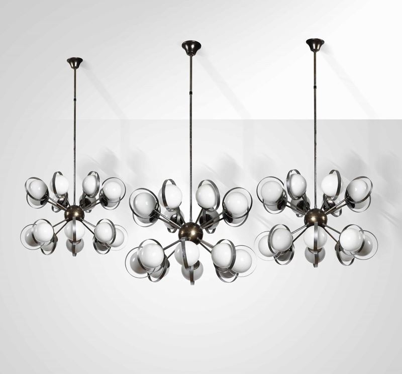 Tre lampadari sputnick con struttura in metallo cromato e diffusori in vetro opalino.  - Auction Design - Cambi Casa d'Aste