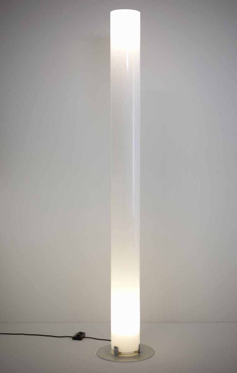 Lampada da terra con base in metallo cromato e diffusore in plexiglass.  - Asta Design Lab - Cambi Casa d'Aste