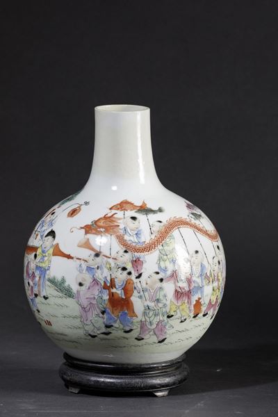 Vaso in Porcellana a Smalti Policromi Raffigurante Scena di Festeggiamenti, Cina, XX Secolo