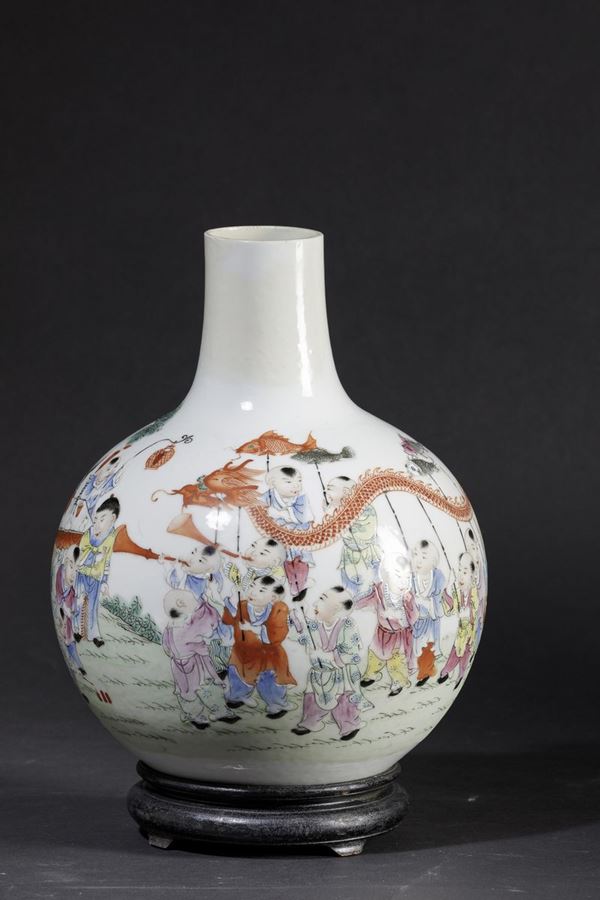 Vaso in porcellana a smalti policromi raffigurante scena di festeggiamenti, Cina, XX secolo