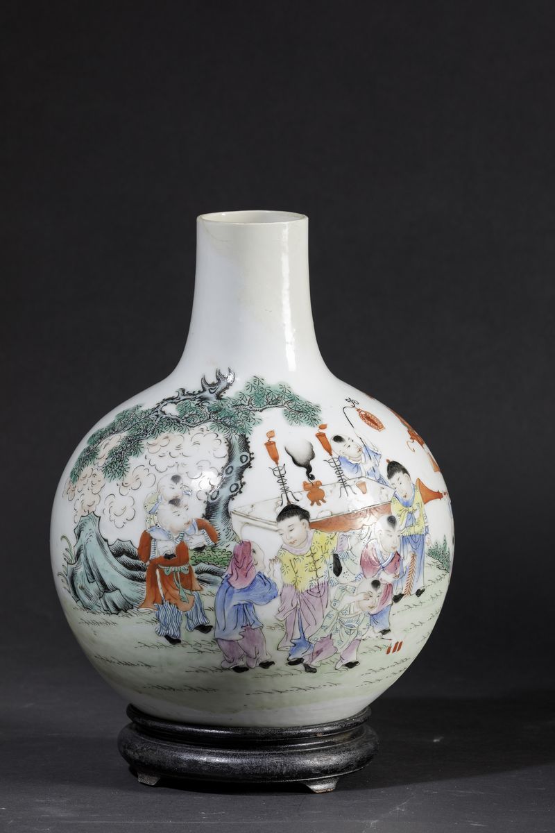 Vaso in Porcellana a Smalti Policromi Raffigurante Scena di Festeggiamenti, Cina, XX Secolo