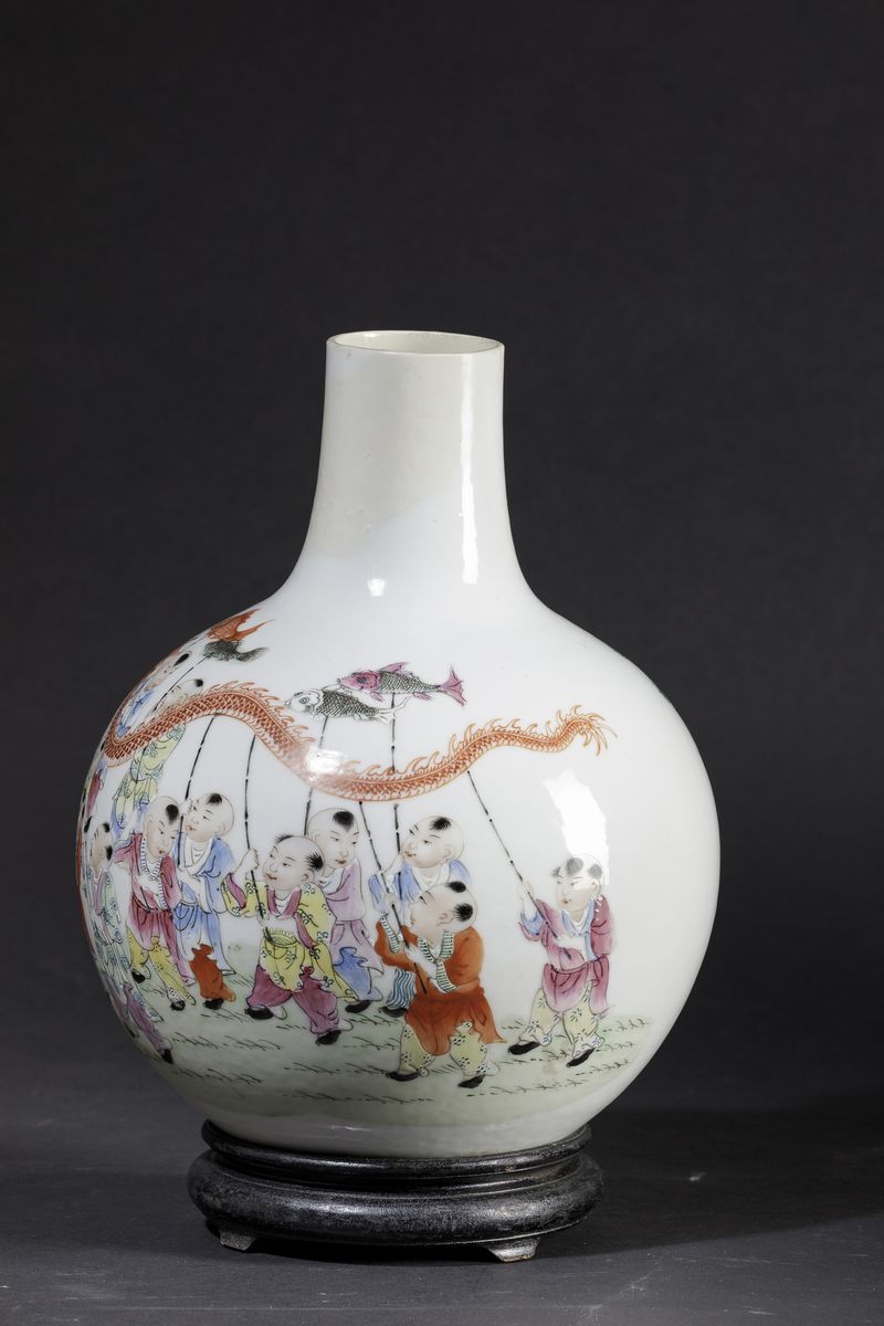 Vaso in Porcellana a Smalti Policromi Raffigurante Scena di Festeggiamenti, Cina, XX Secolo