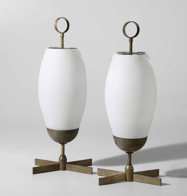 Coppia di lampade da tavolo con struttura in ottone e diffusore in vetro opalino sabbiato.