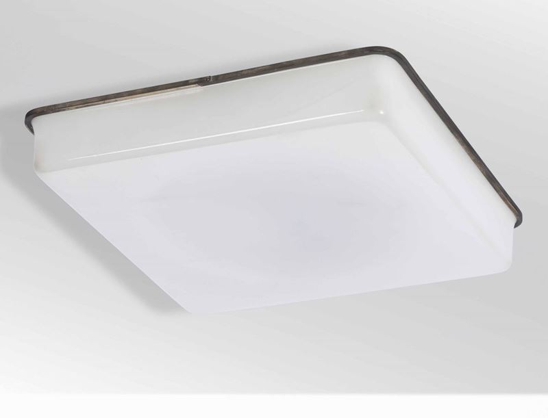 Lampada a plafone con struttura in metallo, diffusore in plexiglass e particolari in ottone.  - Auction Design Lab - Cambi Casa d'Aste