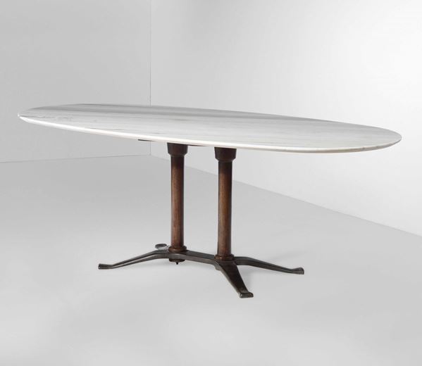 Tavolo ovale con struttura in legno e base in ghisa, piano in marmo bianco Carrara.