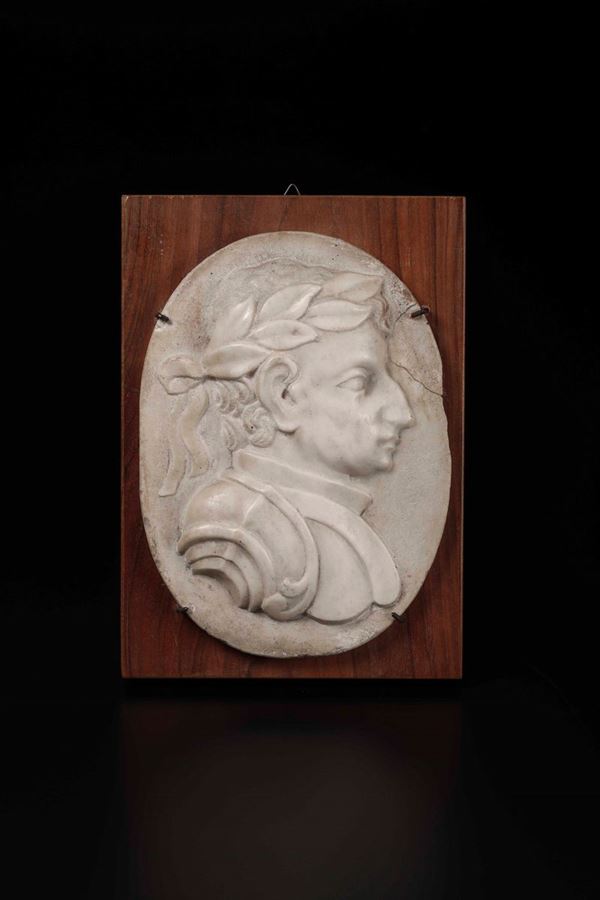 Profilo di imperatore con corona d’alloro.  Rilievo ovale in marmo bianco. XVIII secolo