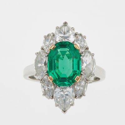 Bulgari. Anello con Smeraldo Colombia di Ct 2.56 e Diamanti per Ct 3.21