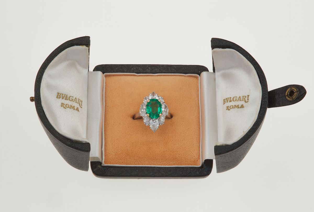 Bulgari. Anello con Smeraldo Colombia di Ct 2.56 e Diamanti per Ct 3.21