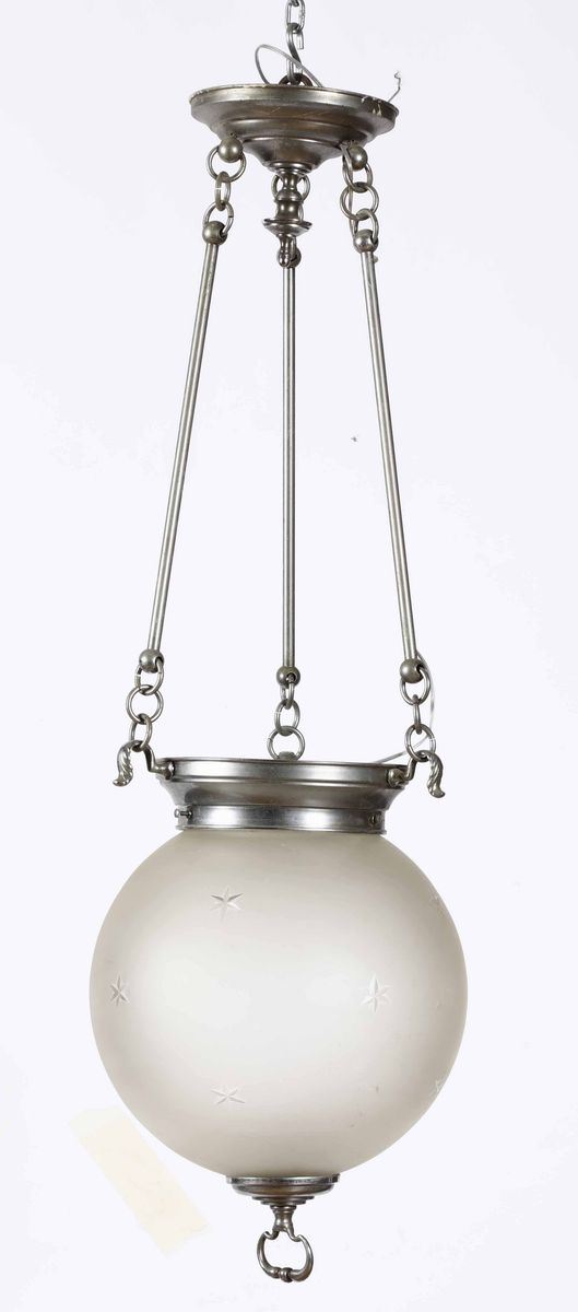 Lampada in ottone cromato con boccia in vetro  - Asta Antiquariato | Cambi Time - Cambi Casa d'Aste