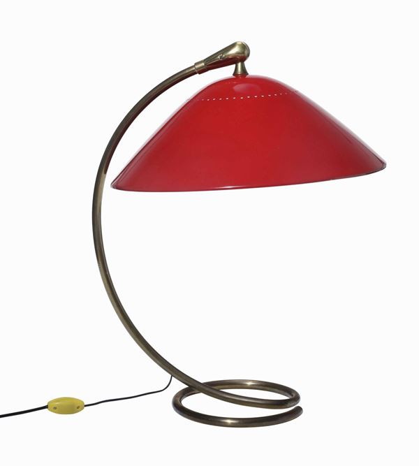 Lampada da tavolo orientabile con struttura in ottone tubolare curvato e diffusore in alluminio laccato. Prod. Stilnovo, Italia, 1960 ca.  cm 40x36x50
