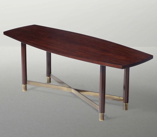 Tavolo basso con struttura e piano in legno, sostegni in ottone.
