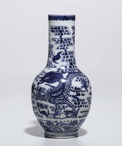 Vaso in Porcellana Bianca e Blu con Decoro di Drago tra le Nuvole, Cina, Dinastia Qing, Epoca Gua...
