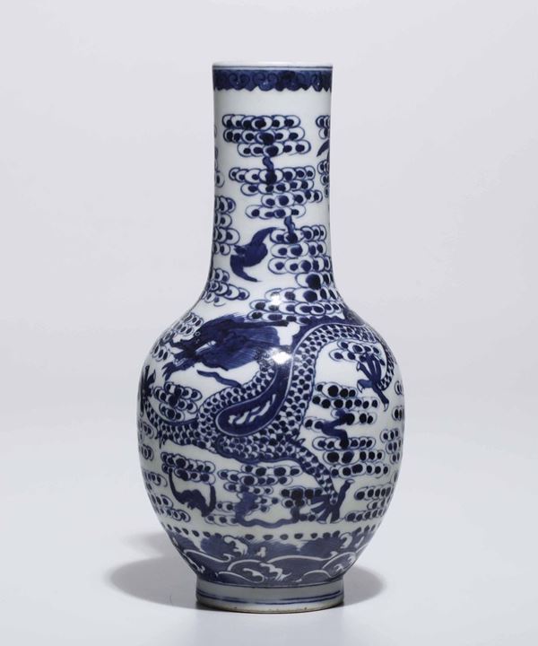 Vaso in porcellana bianca e blu con decoro di drago tra le nuvole, Cina, Dinastia Qing, epoca Guangxu (1875-1908)
