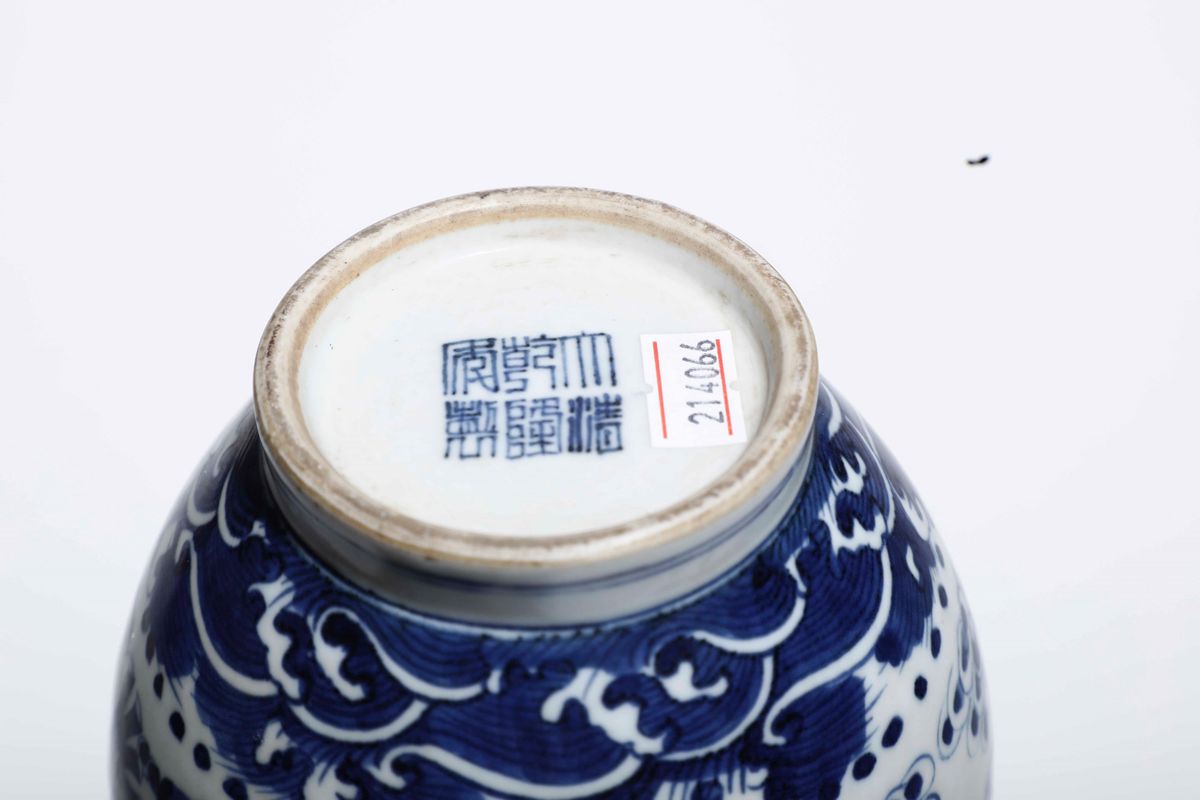 Vaso in Porcellana Bianca e Blu con Decoro di Drago tra le Nuvole, Cina, Dinastia Qing, Epoca Gua...