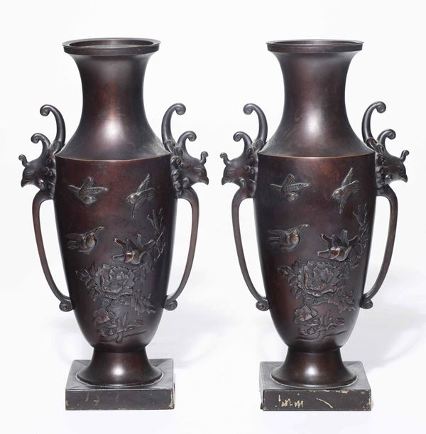 Coppia di vasi in bronzo con soggetti naturalistici e mascheroni a foggia di testa di fenice, Giappone, XIX secolo