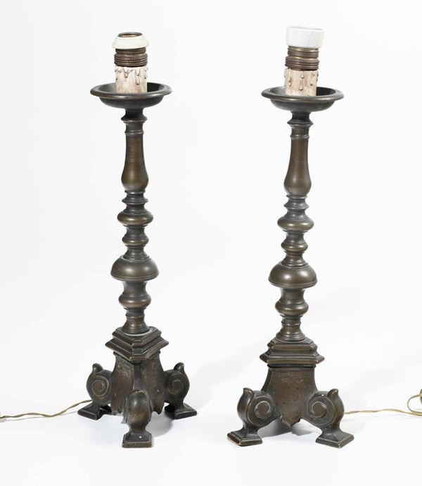 Coppia di candelieri in bronzo fuso. Fonditore del XVIII secolo