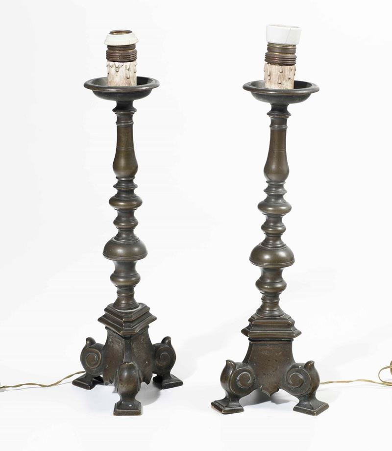 Coppia di candelieri in bronzo fuso. Fonditore del XVIII secolo  - Asta Asta a Tempo | Scultura e Oggetti d'arte - Cambi Casa d'Aste