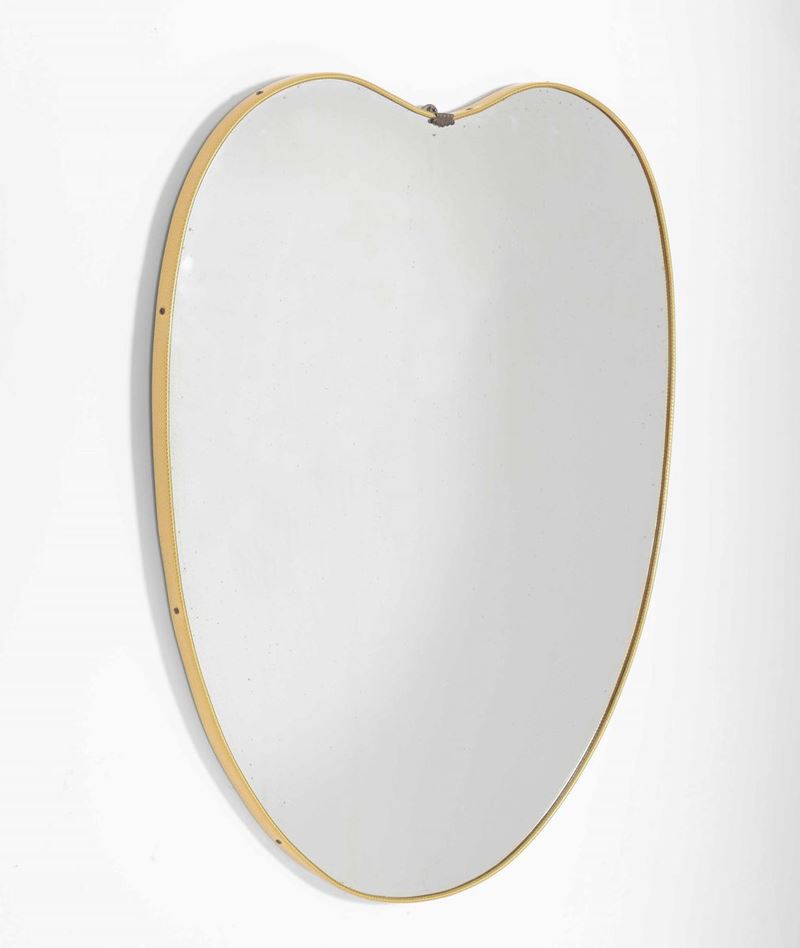 Specchio da parete con struttura in legno, cornice in ottone e vetro sagomato specchiato.  - Auction Design - Cambi Casa d'Aste