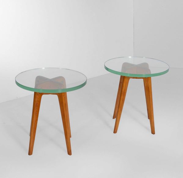 Coppia di tavoli bassi con struttura in legno e piani in cristallo molato di forte spessore.