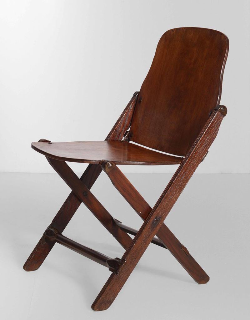Sedia pieghevole con struttura in legno e particolari in metallo.  - Auction Design - Cambi Casa d'Aste