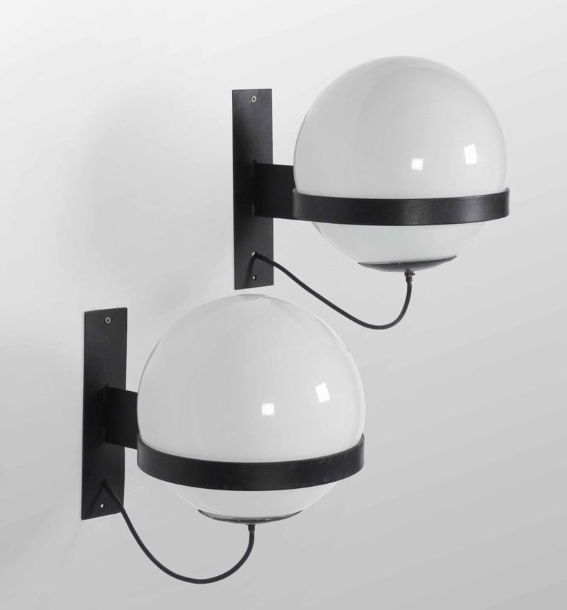 Coppia di lampade da parete con struttura in metallo laccato e diffusori in vetro opalino.  - Auction Design - Cambi Casa d'Aste