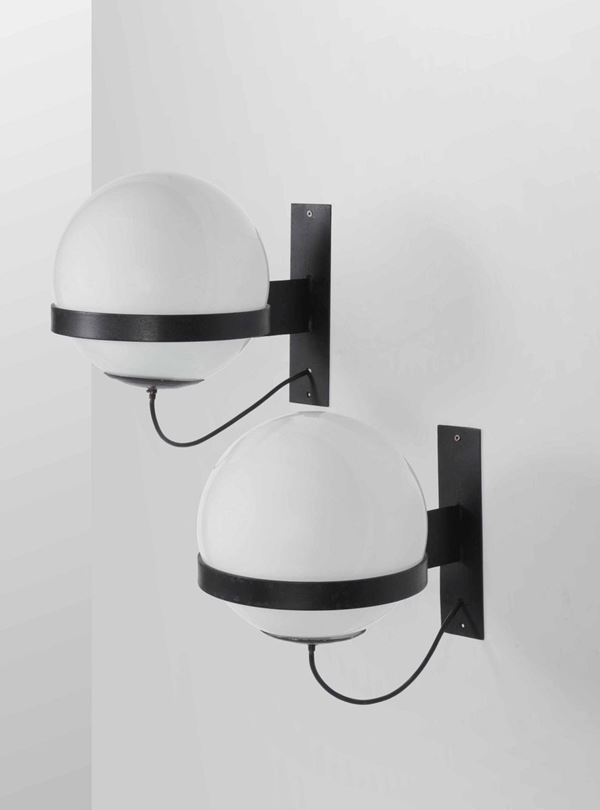 Coppia di lampade da parete con struttura in metallo laccato e diffusori in vetro opalino.