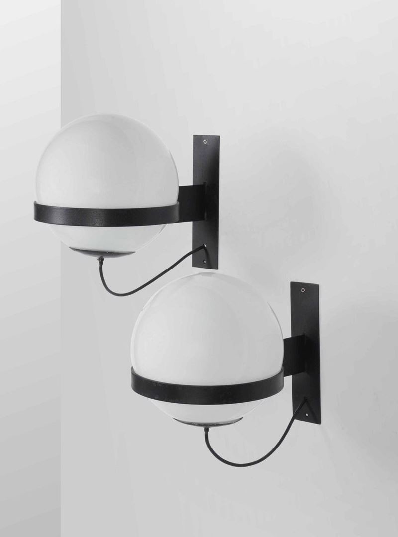 Coppia di lampade da parete con struttura in metallo laccato e diffusori in vetro opalino.  - Asta Design - Cambi Casa d'Aste